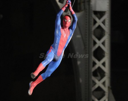 Deambular Lo siento promesa Vídeo de Andrew Garfield con el traje de Spider-Man en el rodaje - Noticias  de cine - SensaCine.com